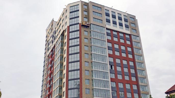 Сексуалдық оргия ақ сезімді ішіңіз Пойыз купесінде екі қызбен жыныстық қатынас